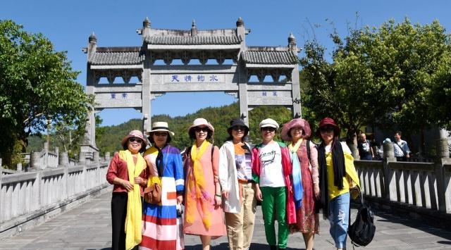 浙江人游云南神奇的腾冲热海大滚锅