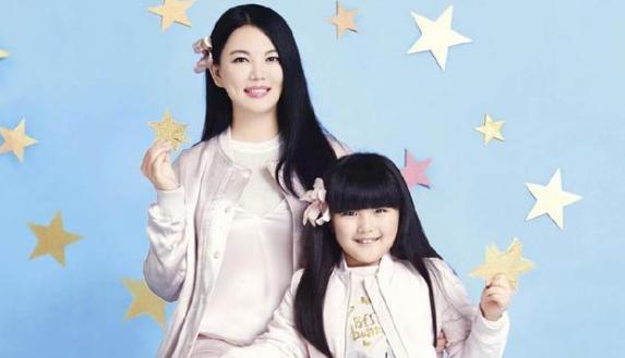 李湘的妹妹李玲近照曝光，竟比姐姐李湘长得更好看，更有钱？