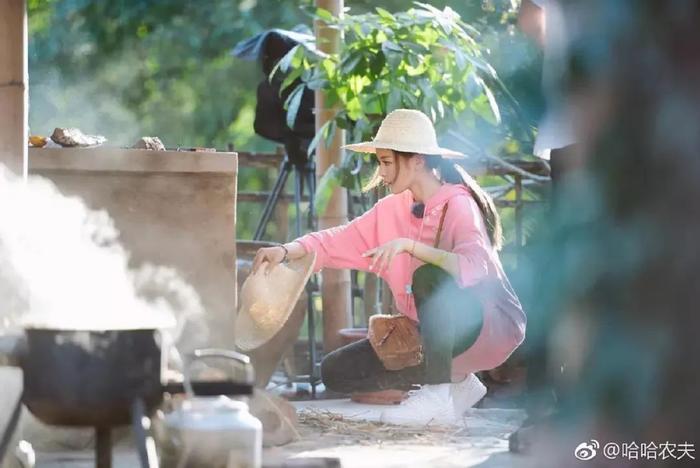 杨超越回村里劈柴种地！取景地有着真正的慢生活