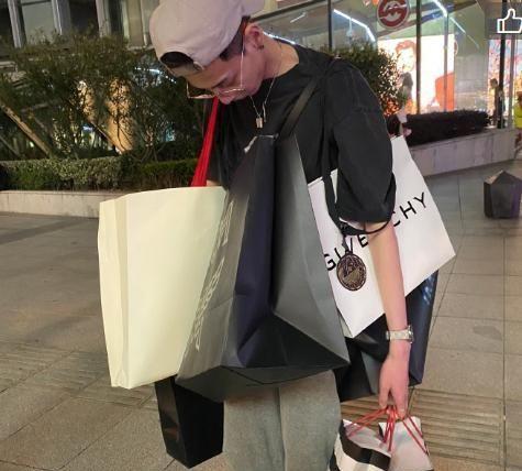 不舍女友吃苦？校长张驰与温婉逛街，主动拿大包小包