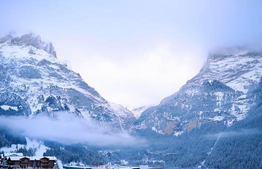 少女峰是瑞士的著名山峰，被称为“欧洲之巅”，滑雪爱好者圣地