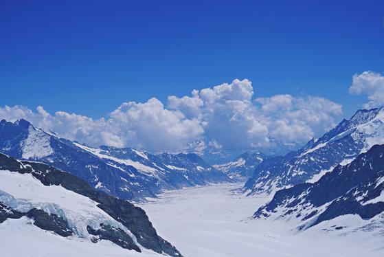 少女峰是瑞士的著名山峰，被称为“欧洲之巅”，滑雪爱好者圣地