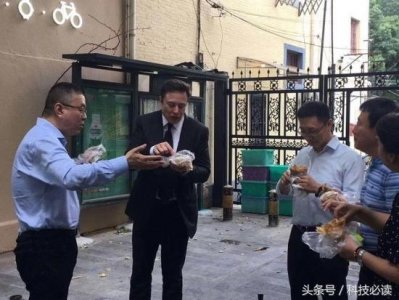 ​入乡随俗超接地气！马斯克在中国街头吃煎饼果子 品尝东方美食