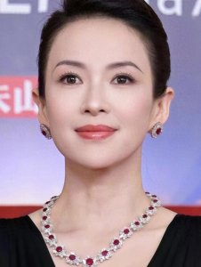 ​爱上霍启山、和外籍富商订婚，章子怡最后却嫁给了三婚的汪峰