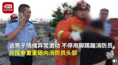 ​消防员救下跳楼男子后被暴打，事后回应：能救一命，这点痛也值了