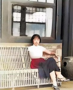 ​1945年，王光美大学期间留下一张照片，那年她24岁，妥妥一大美女