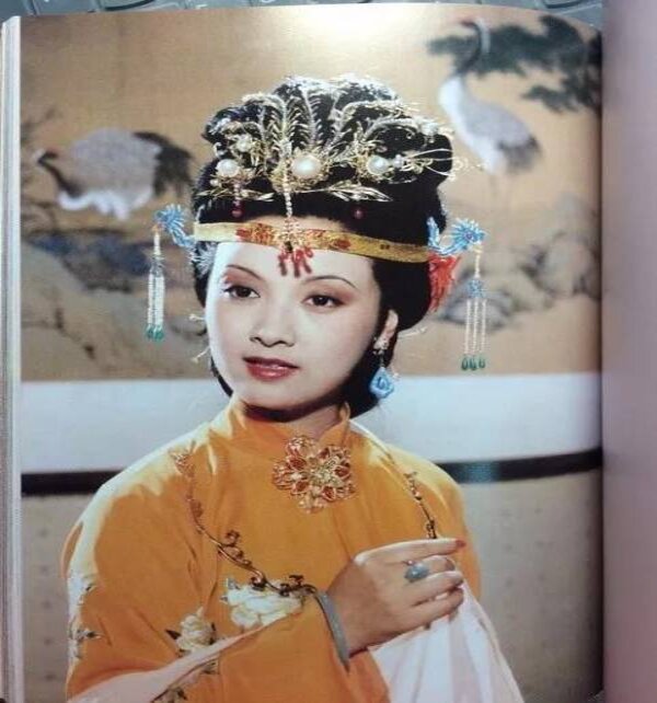 电影演员邓婕的老公是谁(邓婕的第一任丈夫是谁)