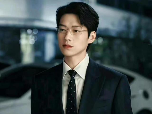 孟宴臣有了新皮肤!《我的人间烟火》魏大勋不穿黑西装改穿冲锋衣了