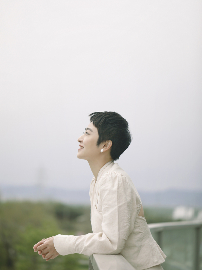 《白塔之光》主演南吉出席13届北影节 轻盈飘逸