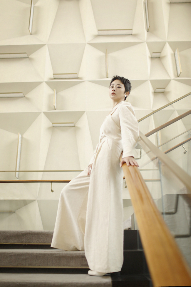 《白塔之光》主演南吉出席13届北影节 轻盈飘逸