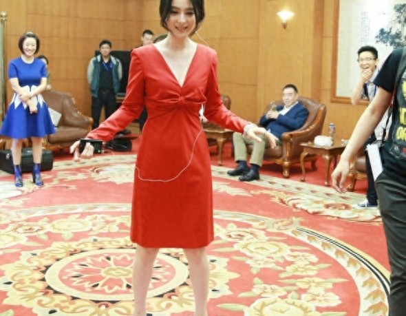 休息区的范冰冰,这脚丫我给出彩