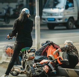 ​路上遇到老人摔倒，我们持何观点扶不扶？