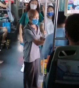 ​贵州一公交女司机提醒老人刷卡，反遭其狠甩一巴掌，乘客纷纷安慰
