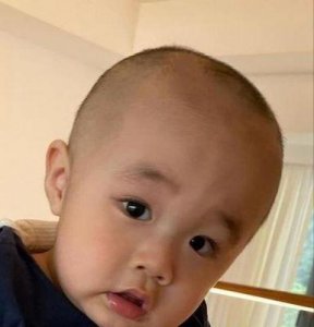 ​还记得古巨基的儿子Kuson吗？简直是爸爸的迷你版！