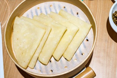 ​做春饼，和面用冷水还是开水？教你2招，又软又薄，放2天都不硬
