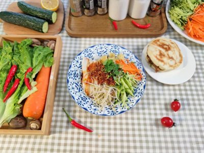 ​手把手教你在家做手工凉皮，爽滑劲道超好吃，学会可以摆摊了