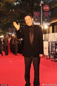 ​张艺谋现身东京电影节红毯 透露新片明年春节上映