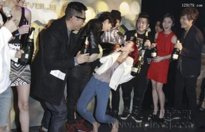 电影《鸭王》举行祝捷派对 女星现身遭男星灌酒