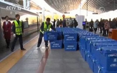 你的快递在路上吗?复兴号首开快递车厢