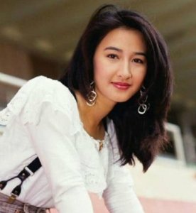 最红时嫁给一个龙套演员,如今丈夫成影帝,54岁的她被宠成公主