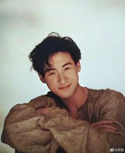 梦幻联动!邓超晒张学友年轻时候帅照为其庆生