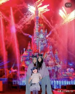 何超盈情人节与闺蜜游迪士尼,5岁女儿罕露脸,身高出挑遗传父亲