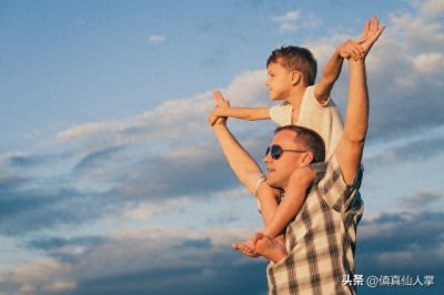 失踪32年的父亲突然来要钱,继父让我好好孝敬,母亲让我不要管他