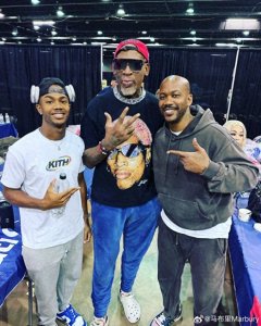 涓€韬疆瑁咃紒椹竷閲屾洿鍗?鏅掑嚭涓庘€滃ぇ铏€濈綏寰锋浖鐨勫悎褰扁瓙锔