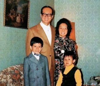 爱妻离奇死亡,捐赠庄月明楼,凤凰男鼻祖李嘉诚的豪门秘闻!