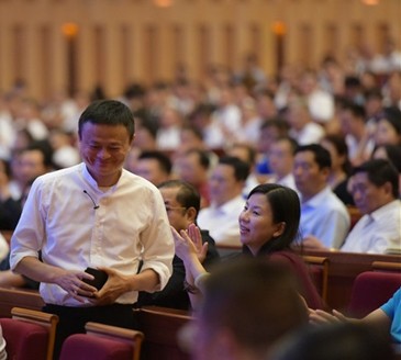 看完刘强东夫妻,再看马云夫妻 就知道差距有多大