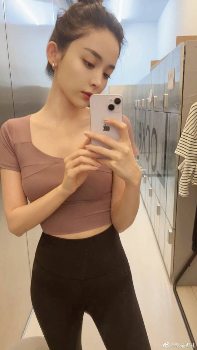 是真美啊!古力娜扎晒自拍 白到发光凹凸有致