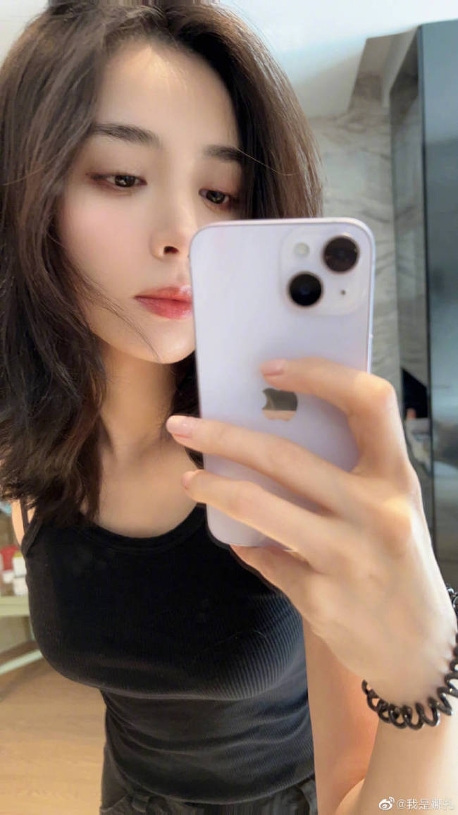 是真美啊!古力娜扎晒自拍 白到发光凹凸有致