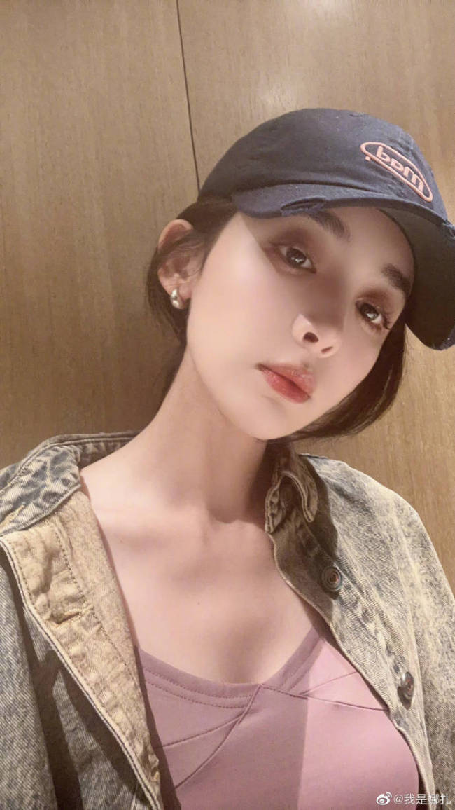 是真美啊!古力娜扎晒自拍 白到发光凹凸有致