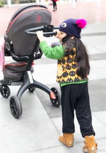 崔雅涵微博,阿拉蕾崔雅涵带自己亲妹妹玩耍晒太阳