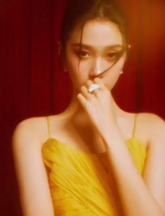 关晓彤性感礼服写真，这大长腿简直逆天