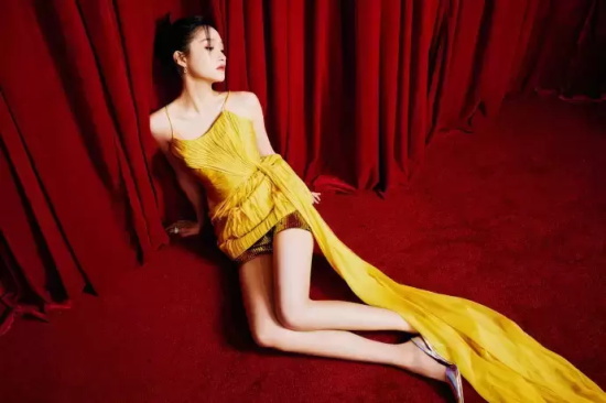 关晓彤性感礼服写真，这大长腿简直逆天