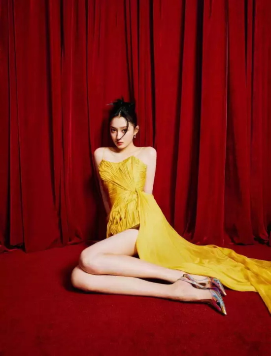 关晓彤性感礼服写真，这大长腿简直逆天