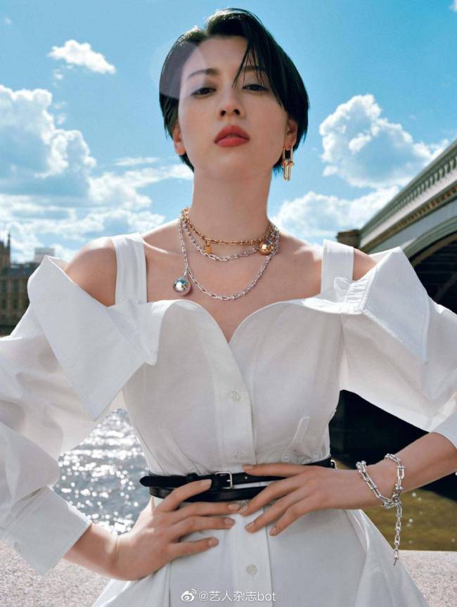 26岁罕见性感!三吉彩花穿吊带黑裙大秀事业线