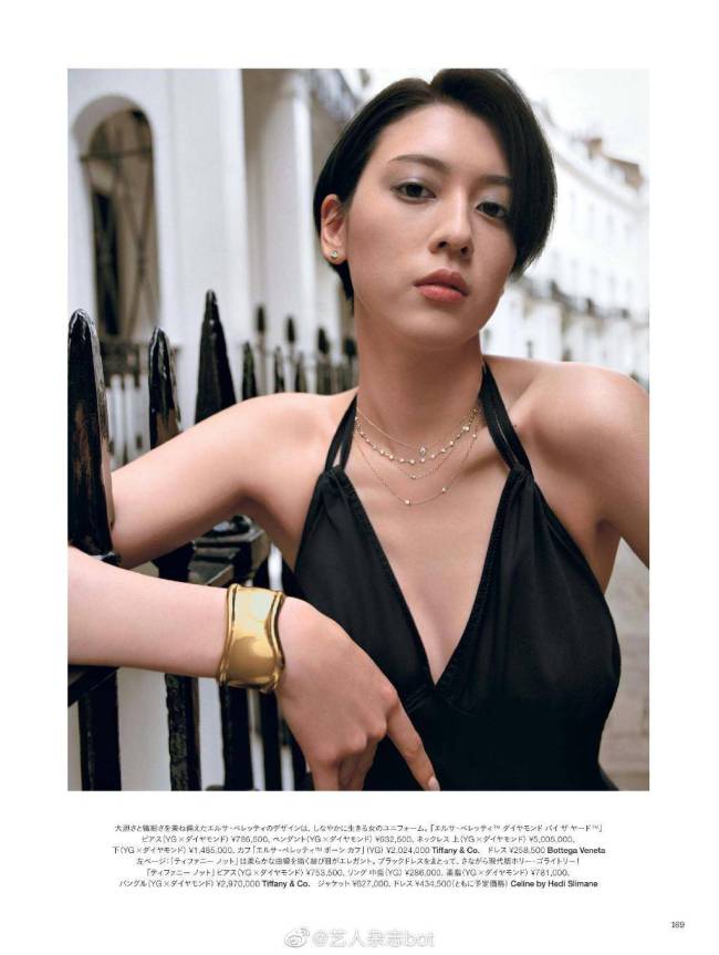 26岁罕见性感!三吉彩花穿吊带黑裙大秀事业线