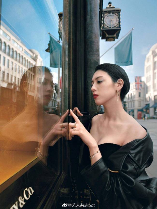 26岁罕见性感!三吉彩花穿吊带黑裙大秀事业线