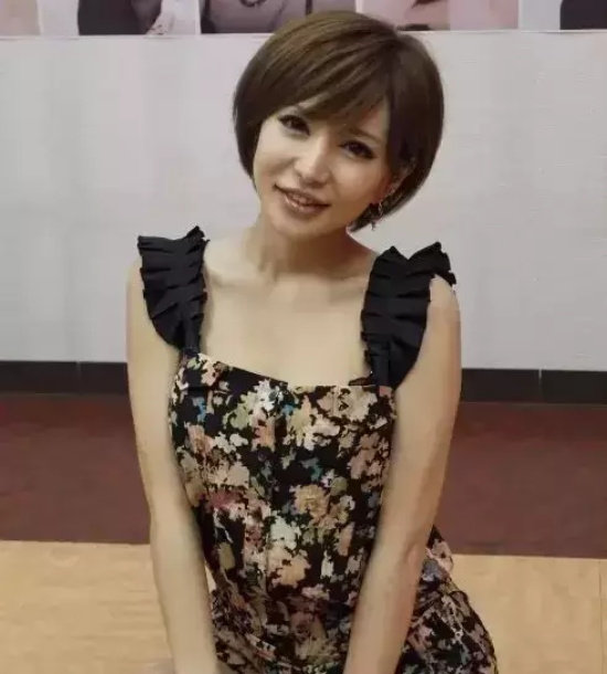 短发美女小泉彩写真分享,角色扮演女王!