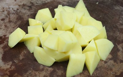 火遍大街小巷的黄焖鸡,教你在家做,鸡肉鲜嫩多汁,有荤又有素