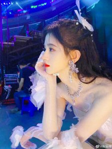 鞠婧祎:才华横溢的偶像,绽放青春之美。