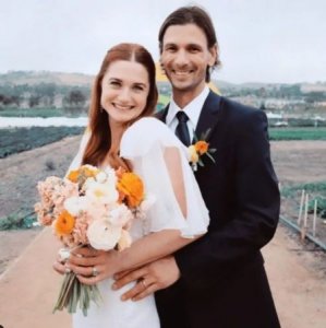 《哈利波特》金妮宣布结婚!开深V婚纱照绝美…21年外貌对比曝光