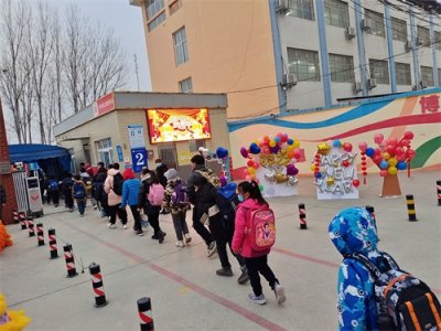 开学首日!郑州市大河路中心小学敲锣打鼓、舞狮迎接学生入学
