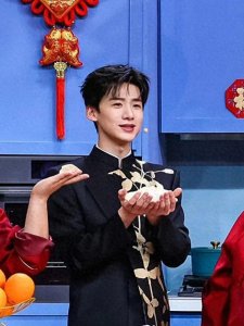 白敬亭与魏大勋魏晨表演节目遭争议网友:别有深意