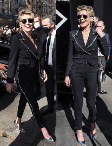 63岁莎朗·斯通看秀,鲜肉男模陪伴,皱纹清晰仍很美比麦当娜真实