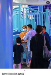 黄磊三胎儿子正面首曝光!4岁模样乖巧萌态足,一家四口温馨出游