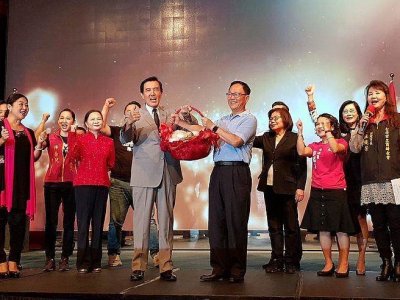 马英九力挺丁守中 酸柯文哲政见常跳票