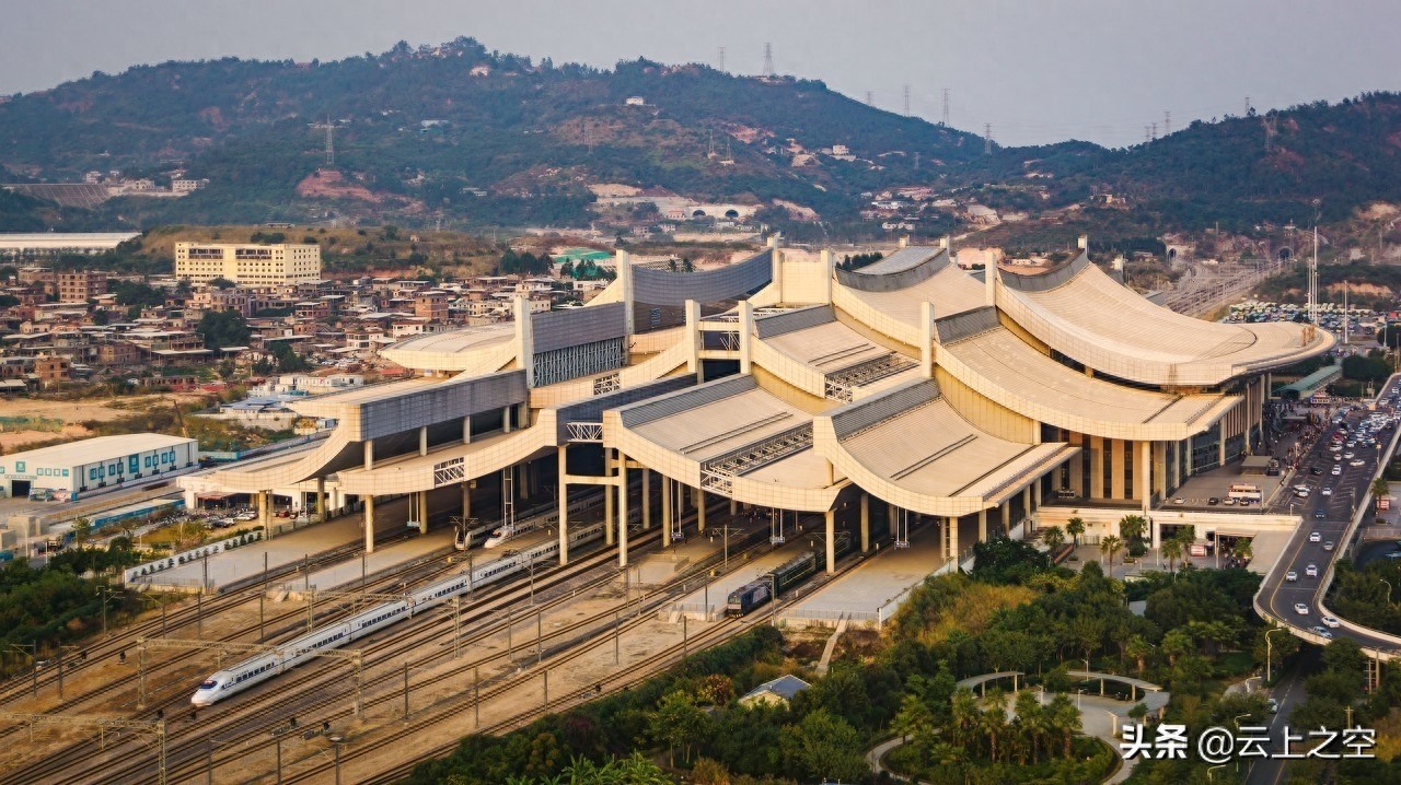 G323 | 从北京南到厦门北,由北到南穿越2053公里的高速动车